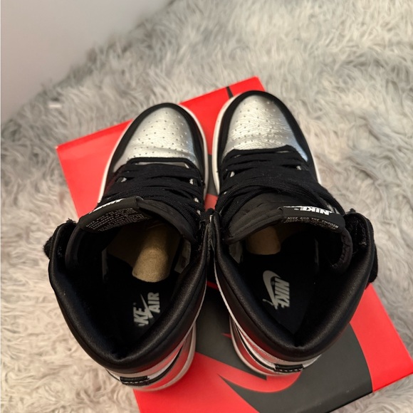 Women’s Air Jordan 1 Retro High OG Silver Toe - Picture 8 of 9